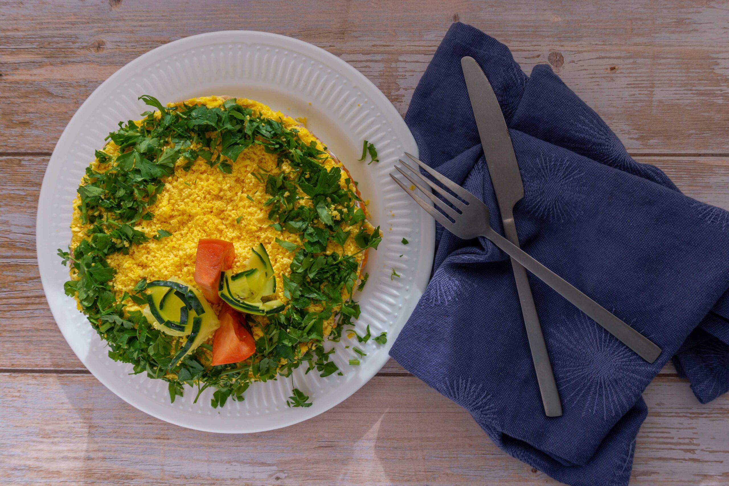 Салат с говяжьей печенью, сыром и огурцами