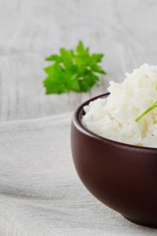 Отварной рис с чесноком