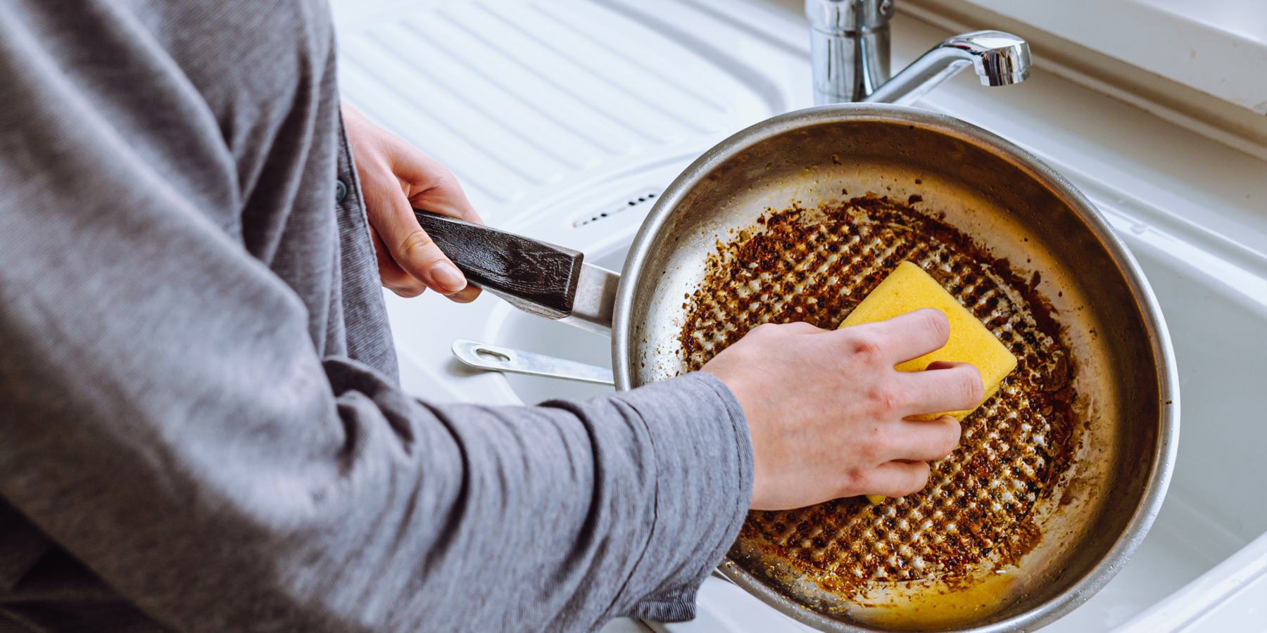 Тефлоновая сковорода с темным налетом