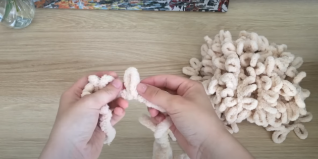Как связать объёмный шарф без спиц. Отсчитайте 10 петель пряжи