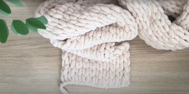 Как связать объёмный шарф без спиц. Заправьте оставшийся кончик пряжи в боковые петли