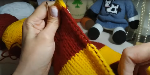 Как связать шарф из разноцветных поперечных полос. Проверьте, все ли остатки нитей спрятаны в боковые петли