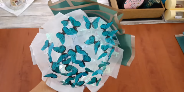 Подарки на день рождения своими руками: соберите бабочек в букет, скрепите его скотчем и оберните в упаковочную бумагу, закрепите её степлером