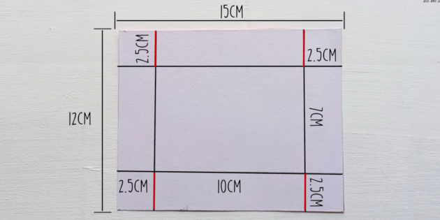 Вырежьте прямоугольный кусок картона размером 12 × 15 см и разметьте его