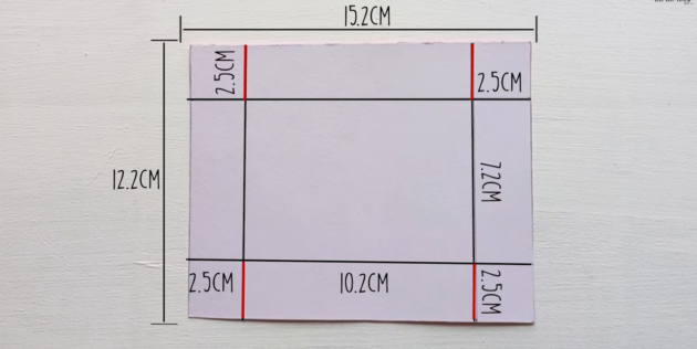 Вырежьте прямоугольный кусок картона размером 12,2 × 15,2 см и разметьте его
