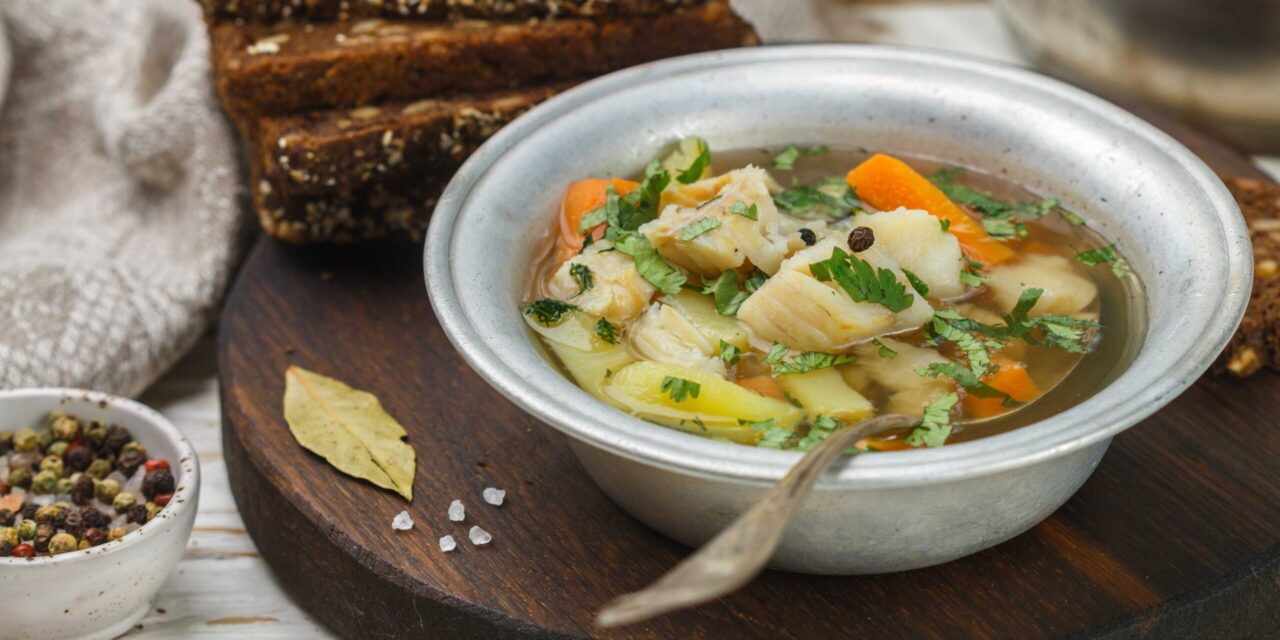 Простой рыбный суп с овощами в мультиварке