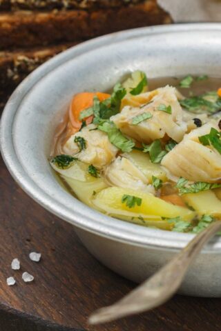 Простой рыбный суп с овощами в мультиварке