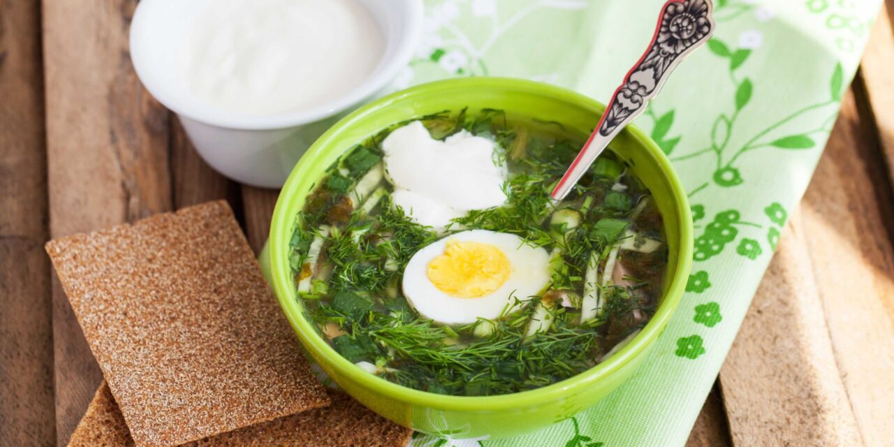 Холодный суп со щавелём, огурцами и редисом