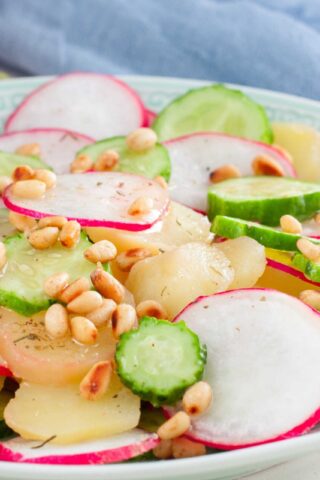 Овощной салат с кедровыми орешками