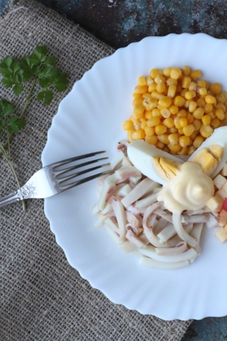 Салат с кальмарами, кукурузой и яблоком