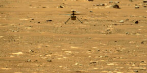 Два друга на Марсе: вертолёт Ingenuity снял ровер Perseverance на фоне песчаного пейзажа