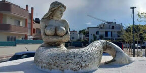 В Италии установили статую «слишком сексапильной» русалки