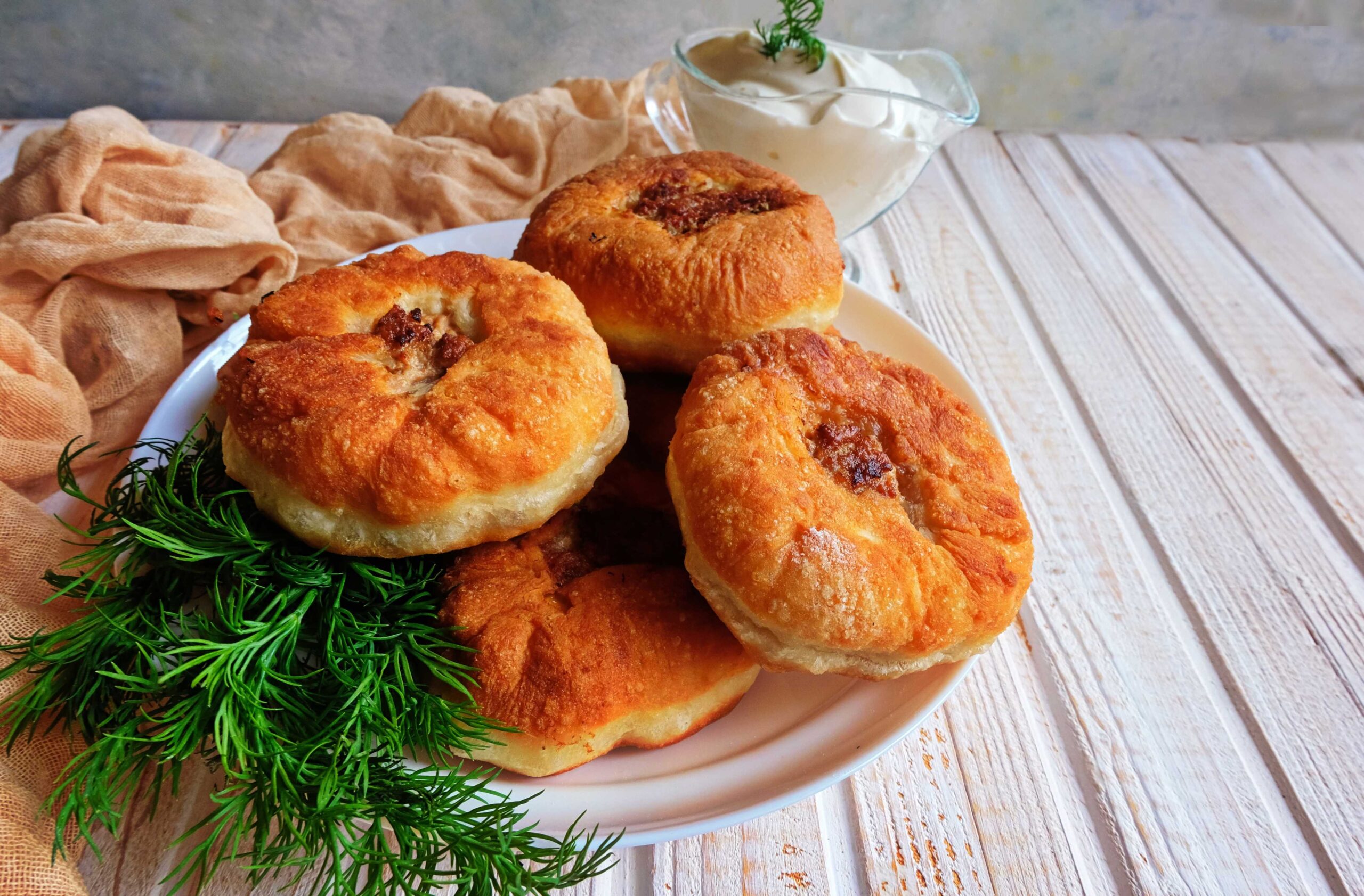 Жареные беляши с мясом на картофельном отваре: рецепт — Лайфхакер