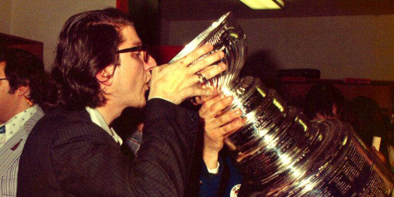 История хоккея: хоккеисты находят своей награде весьма необычные применения