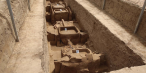 В Китае раскопали пять колесниц с лошадьми, погребённых ещё до нашей эры