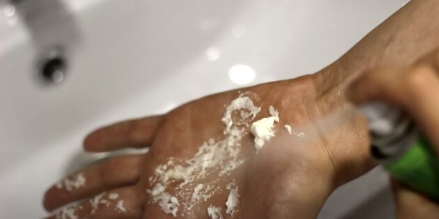 Чем отмыть монтажную пену с рук: специальным очистителем