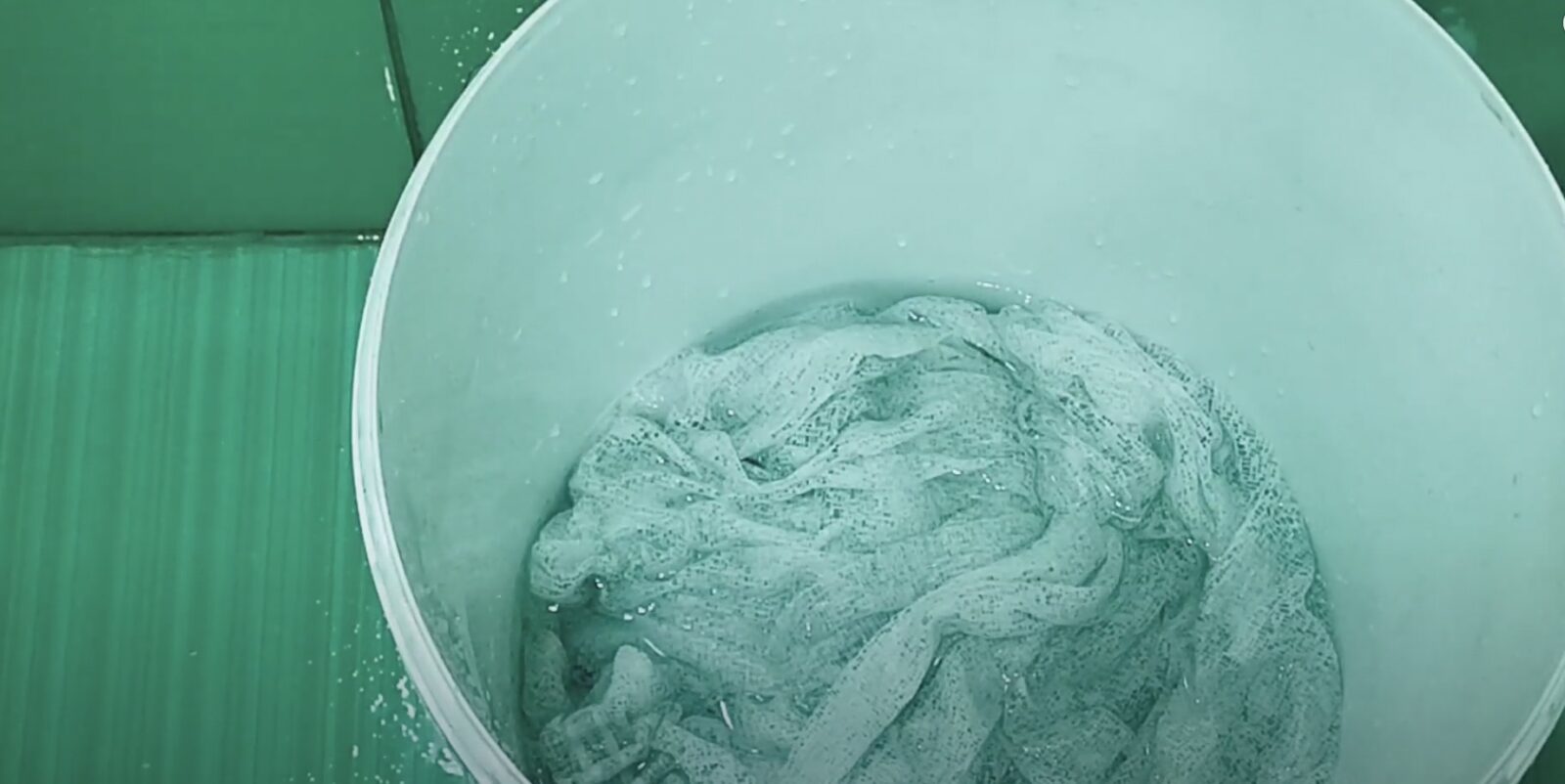 Свежий белый тюль на окне