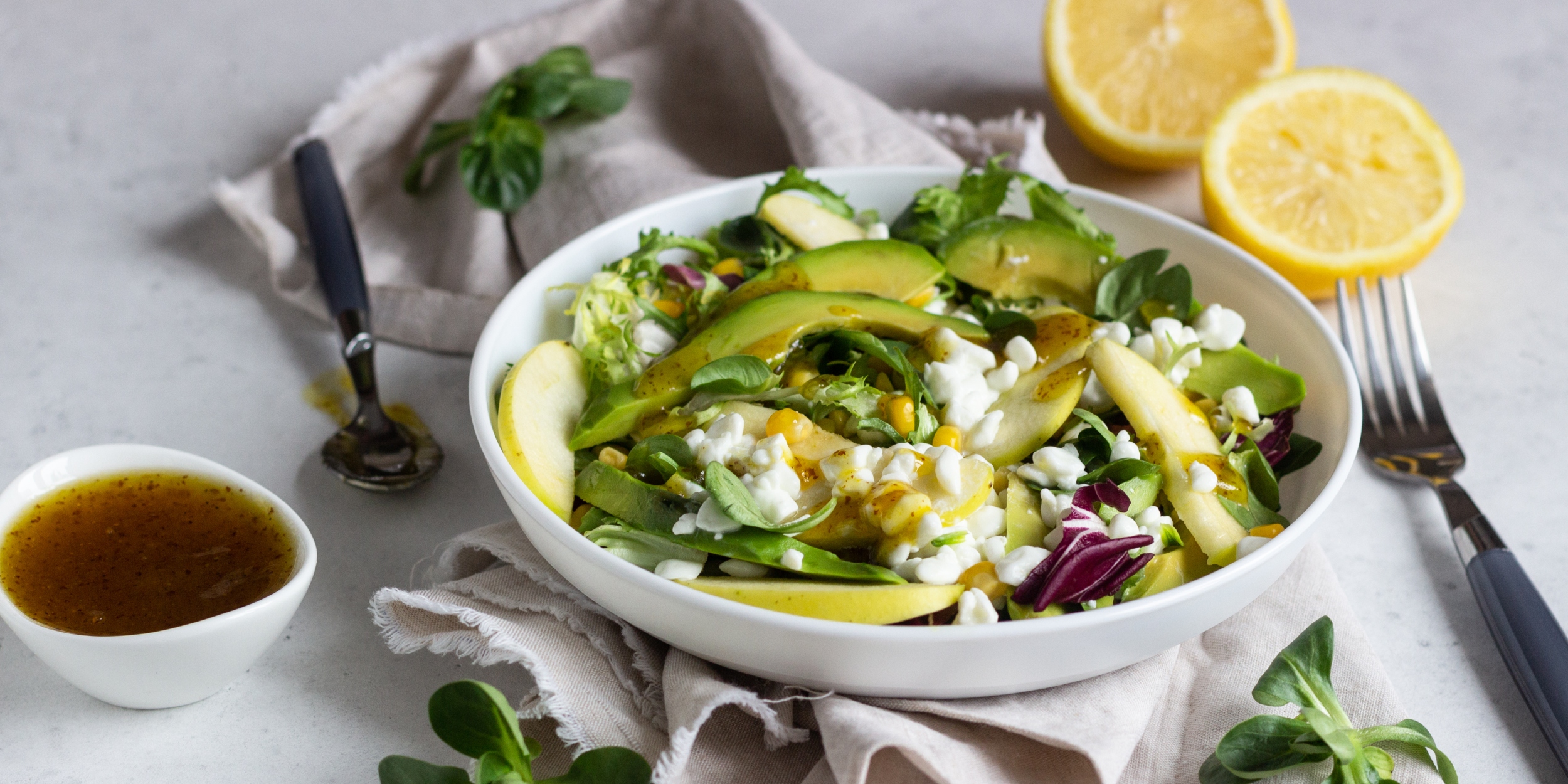 Салат с творогом, яблоком и кукурузой