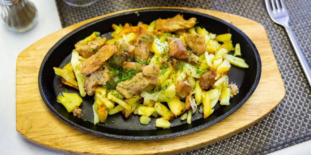 Тушеная картошка с мясом в сковороде