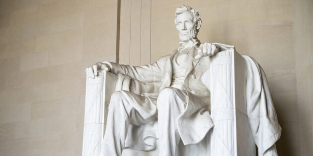 Шестиметровая статуя Линкольна в мемориале