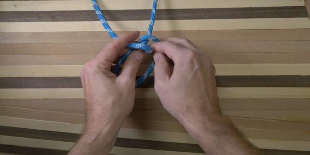 Как завязать затяжной мичманский узел: ещё раз оберните ходовой конец вокруг коренного