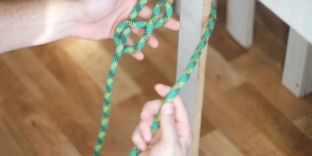 Как завязать узел «восьмёрка с одним концом»: зацепите верёвку за опору
