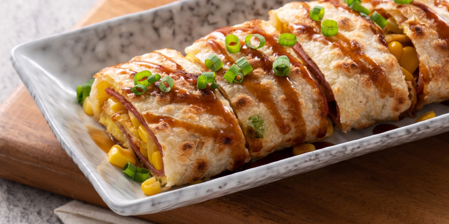 Яичные блинчики с крабовыми палочками и сыром