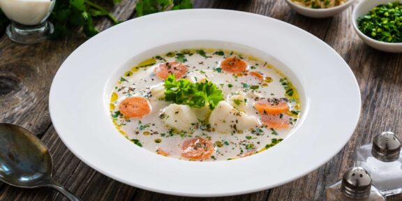 Рыбный суп со сливками и цветной капустой