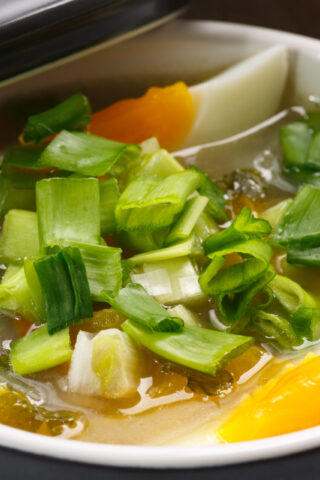 Лёгкий куриный суп с зелёным луком и яйцами