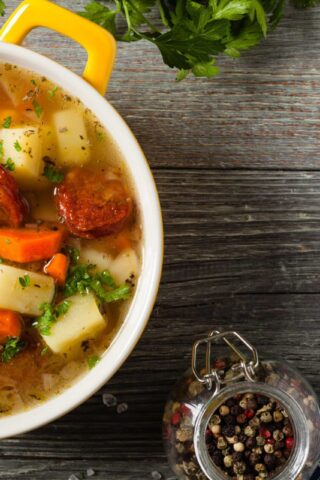 Овощной суп с копчёной колбасой