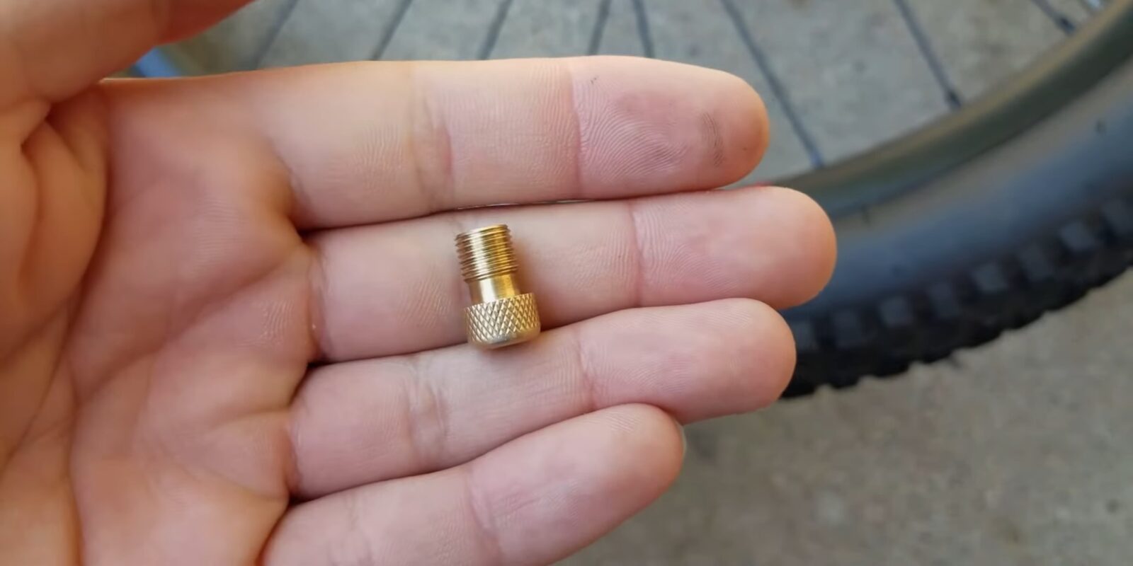 Как накачать колесо велосипеда ручным насосом и без него — Лайфхакер