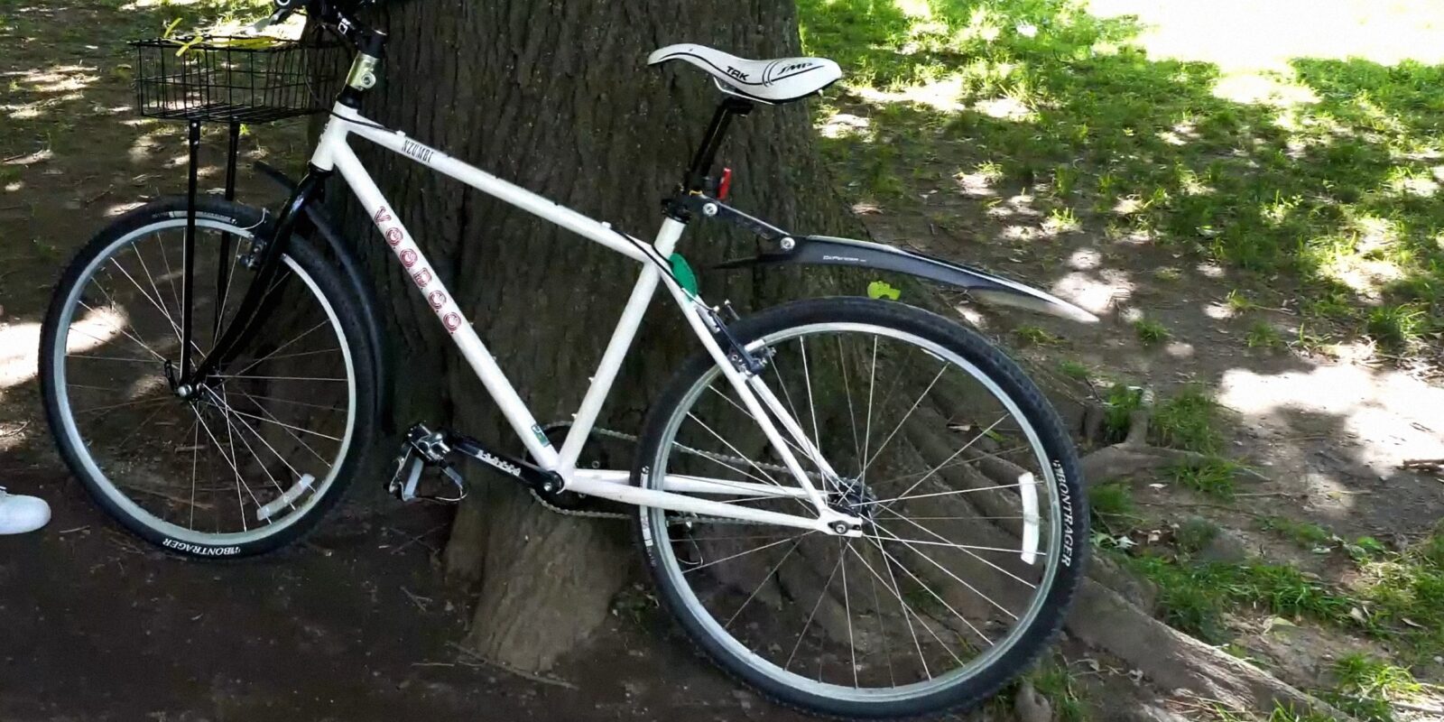 Как накачать колесо велосипеда ручным насосом и без него - Лайфхакер