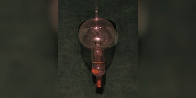 Оригинальная лампочка с угольной нитью из магазина Томаса Эдисона в Менло-Парке