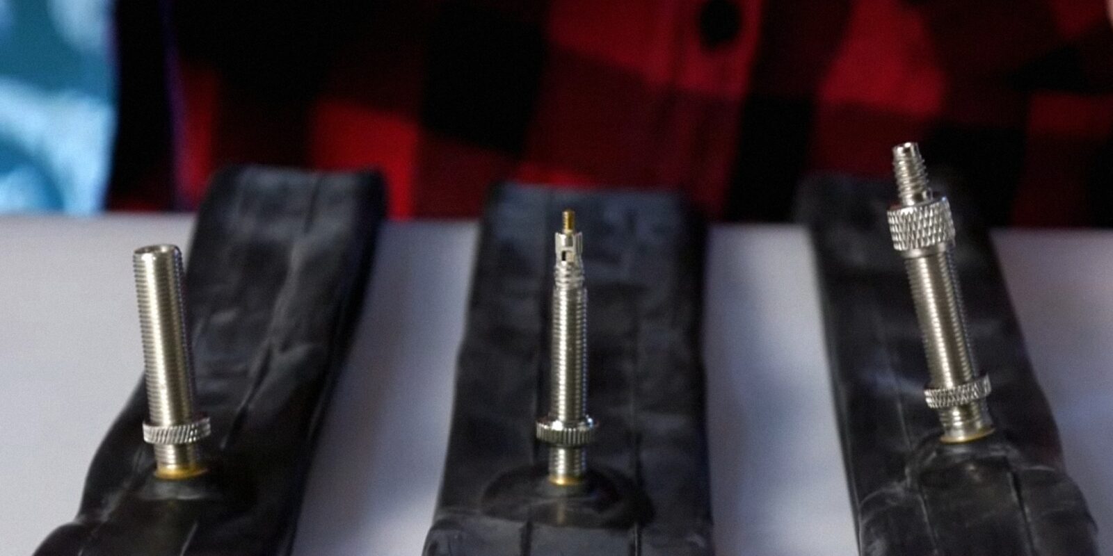 Как накачать колесо велосипеда ручным насосом и без него — Лайфхакер