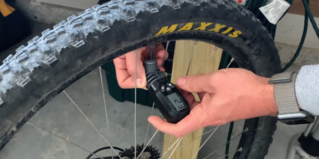 Как накачать колесо велосипеда насосом: проверьте давление
