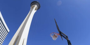 Блогеры забросили баскетбольный мяч в кольцо с высоты 260 метров