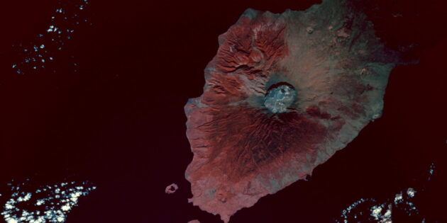 Инфракрасное изображение горы Тамбора, остров Сумбава, Индонезия