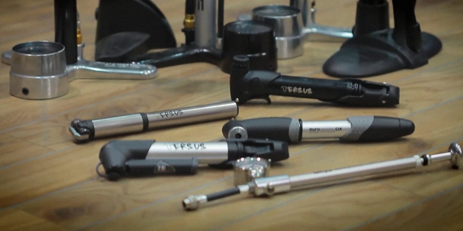 Как накачать колесо велосипеда ручным насосом и без него — Лайфхакер