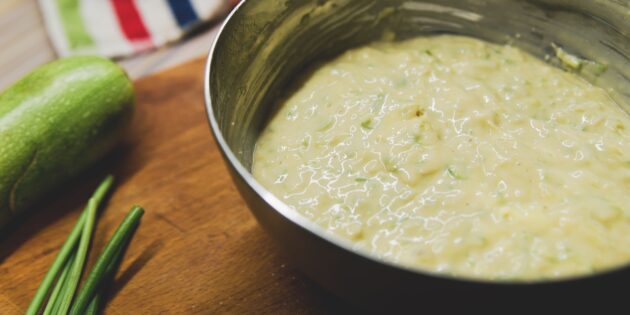 Как приготовить пирог из кабачков: всыпьте муку, разрыхлитель и сыр, перемешайте тесто до однородности