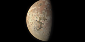 NASA показало невероятные снимки Ио — вулканического спутника Юпитера
