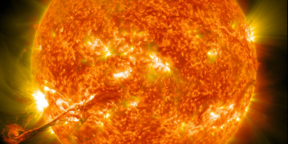 Видно невооружённым глазом: астрономы показали гигантское чёрное пятно на Солнце