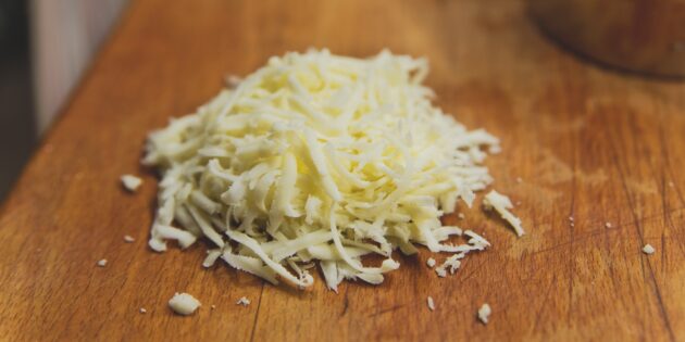 Как приготовить пирог из кабачков: Сыр натрите на крупной тёрке