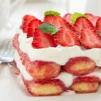 Изумительные торты с клубникой, которые станут лучшим летним десертом