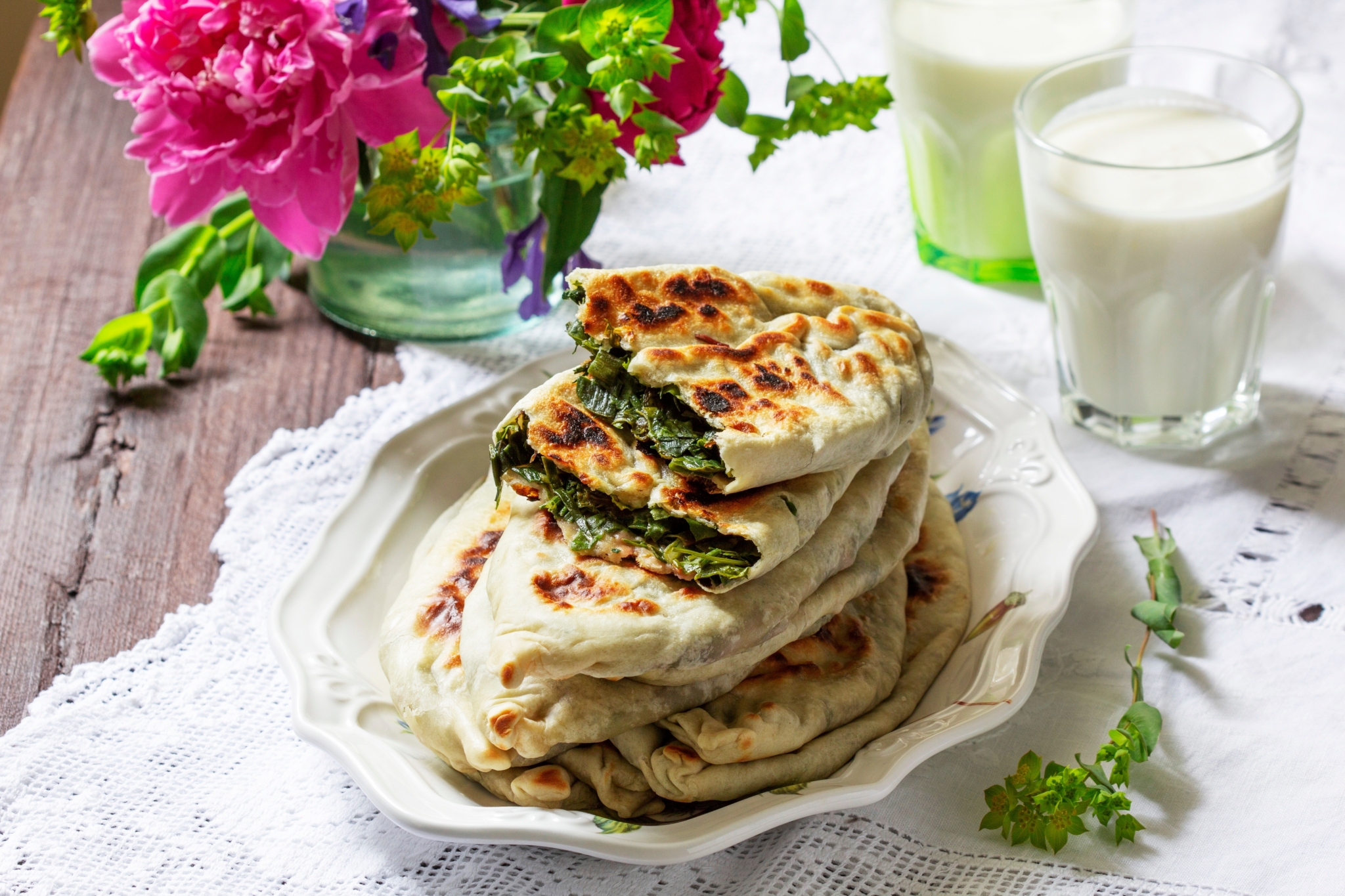 Дрожжевые лепёшки с овощами и зеленью