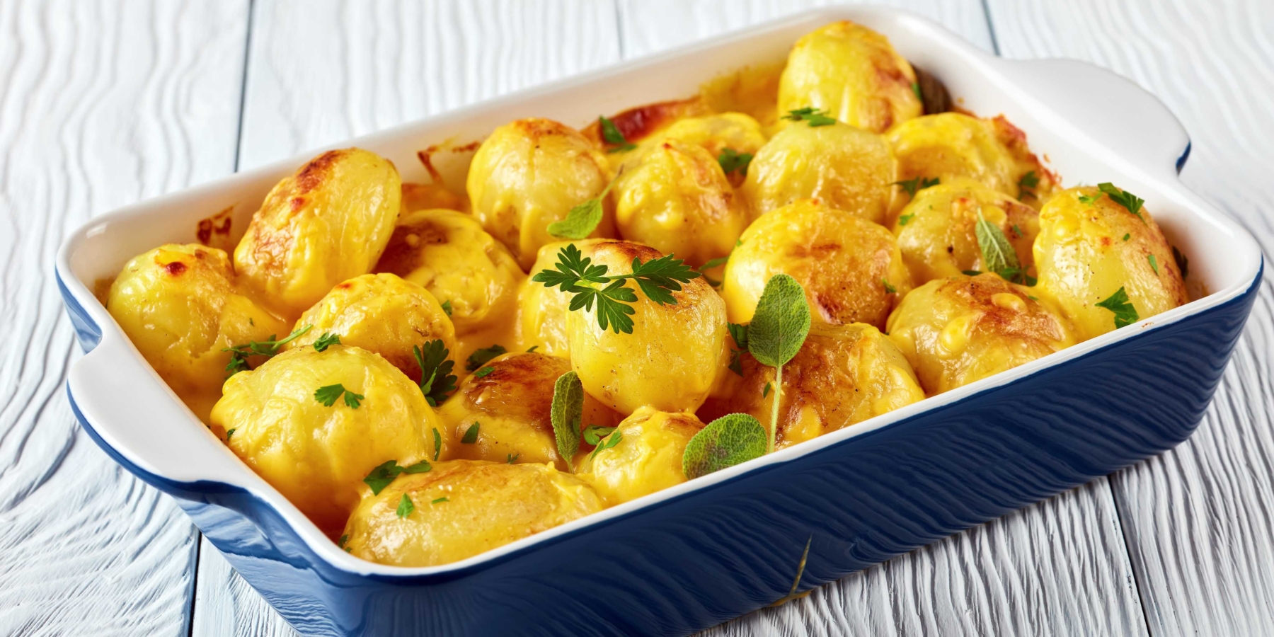 Молодая картошка, запечённая с творогом и сыром