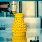 От маленькой чашечки до многоэтажных домов: как менялась технология 3D-печати