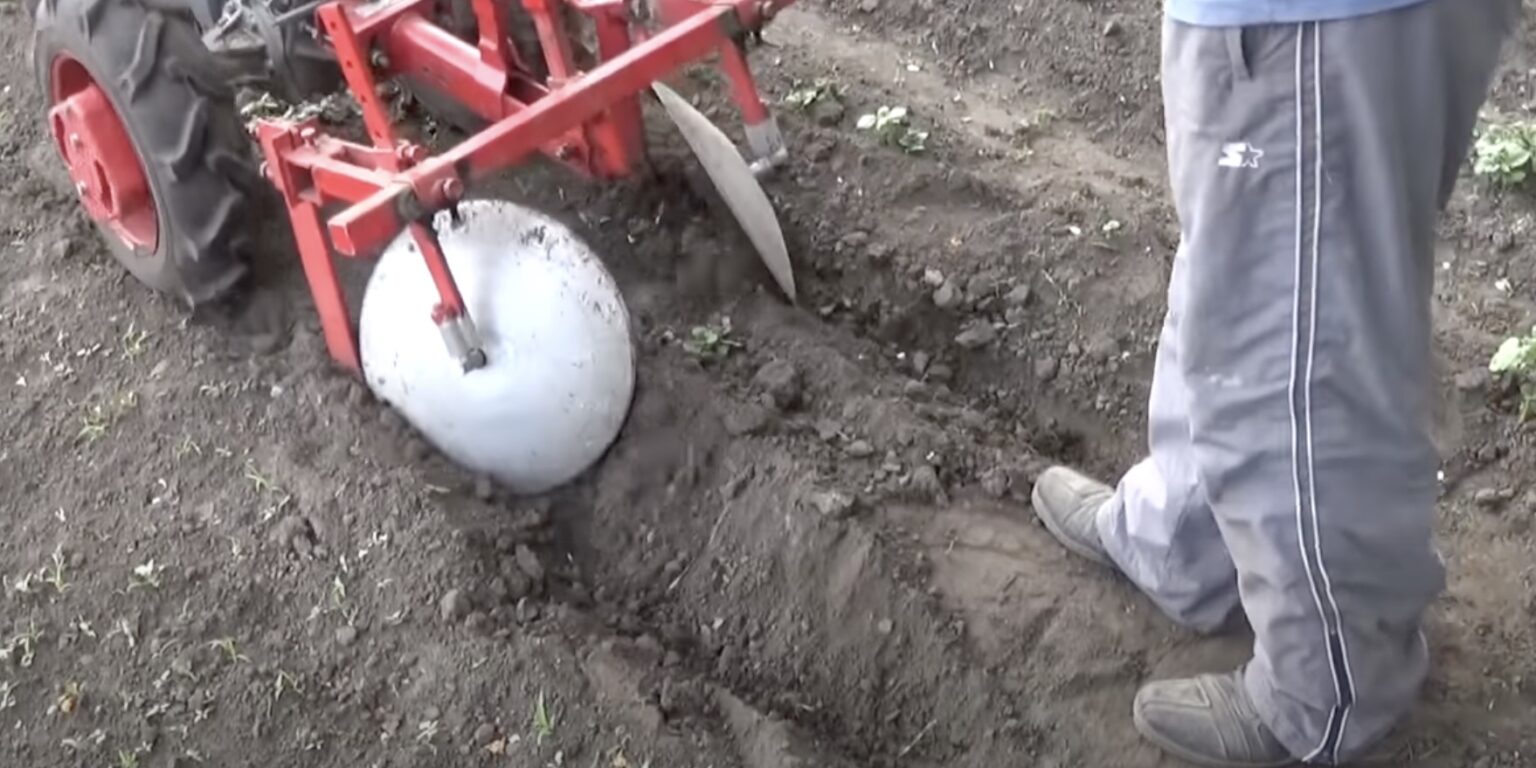 Окучник дисковый п4001065. Окучник бороздовик. Ручной дисковый окучник для картофеля. Окучник окучивать картошку. Ручной дисковый окучник для картофеля своими руками чертежи.