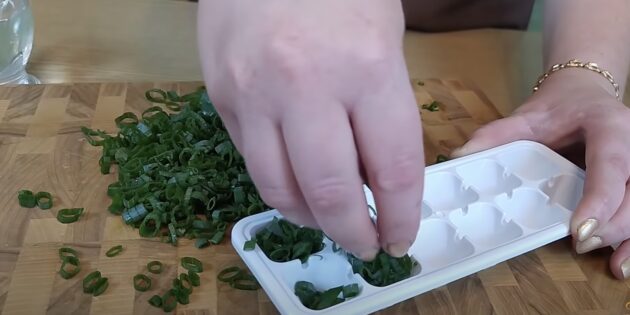 Как заморозить зелёный лук на зиму: насыпьте зелень в формы