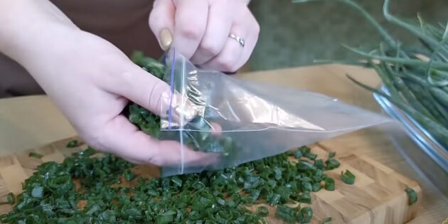 Как заморозить зелёный лук на зиму: заполните пакет луком
