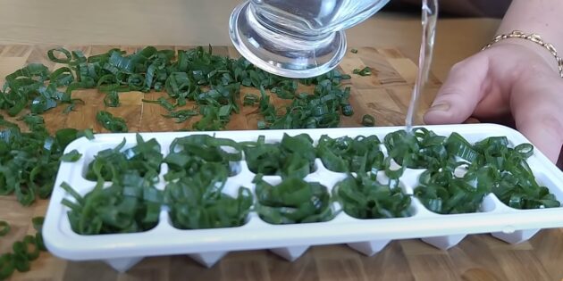 Как заморозить зелёный лук на зиму: залейте ячейки водой
